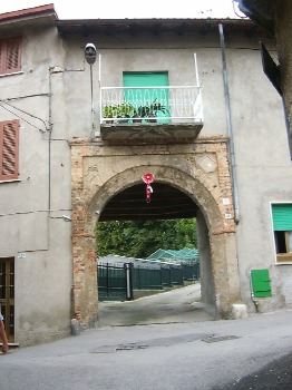 Via Fiume: la vecchia entrata al palazzo dei Pirovano-Visconti dalla strada del paese