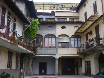 Palazzo cinquecentesco in centro paese, noto anche come villa Stampa
