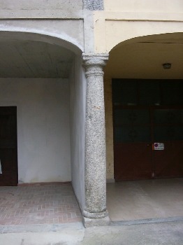 Villa Stampa: particolare delle colonne ad arco ribassati di stile cinquecentesco