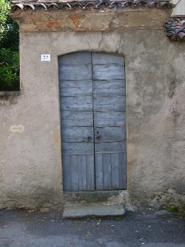 L'antica entrata agli orti delle ville padronali. Sull'arco si nota la data 1660