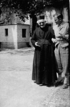 Don Enrico Colnaghi nella canonica con il nipote Eugenio