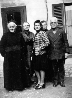 Don Enrico Colnaghiin canonica con i suoi familiari: il fratello, la cognata e la nipote