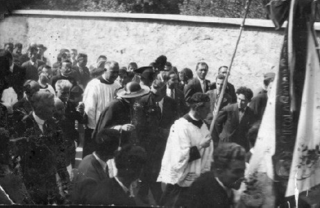 Don Enrico Colnaghiin processione con il cardinale Ildefonso Schuster in piazza della chiesa nel giorno della inaugurazione della chiesa durante la festa di sant'Agostino nel 1930
