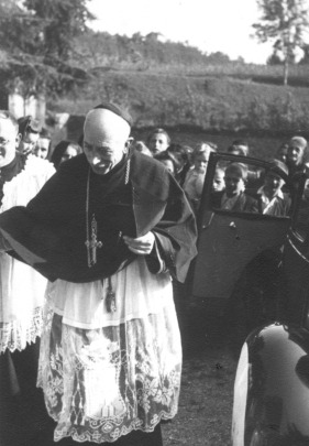 Il card. Schuster arriva a Cassago nel 1944 durante la festa di sant'Agostino per inaugurare la chiesa parrocchiale appena ingrandita
