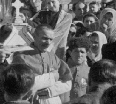 Funerali di Don Enrico Colnaghi(1948): i fabbricieri ascoltanol'omelia che ricorda la figura del parroco