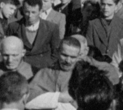 Il dolore dei fedeli durante il funerale di don Enrico Colnaghi(1948)