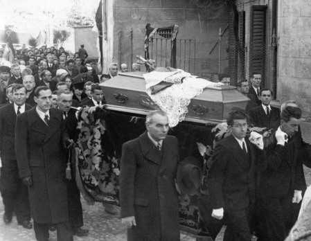 Funerali (1948): la salma di don Enrico Colnaghi transita per le vie del paese