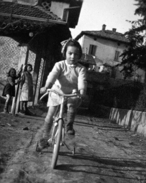 1950: giochi in bicicletta in vicolo Asilo