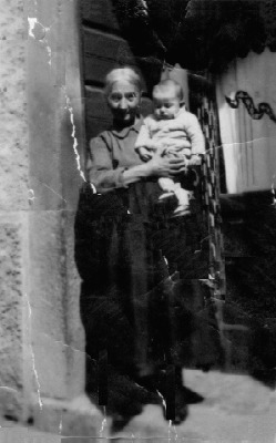 1950: una nonna con in braccio il nipotino