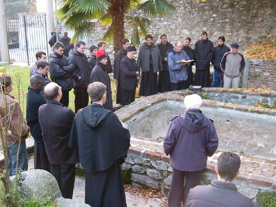 Un gruppo di monaci agostiniani prega davanti alla Fontana di S. Agostino