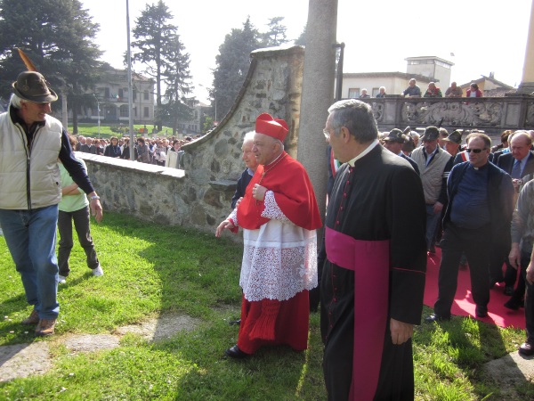 Il cardinale Dionigi Tettamanzi entra nel parco S. Agostino