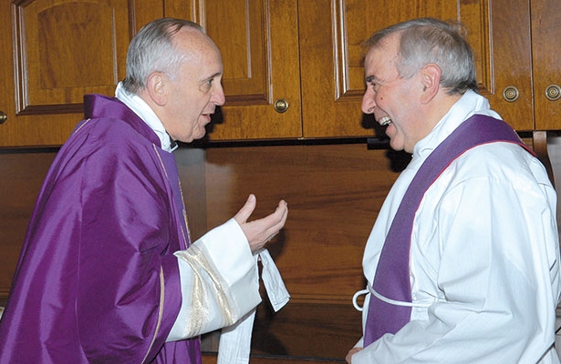 Il cardinale Bergoglio con don Giacomo Tantardini nel marzo 2009