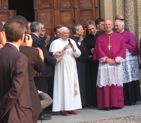Papa Benedetto XVI all'entrata della Basilica di San Pietro in Ciel d'Oro si rivolge ai fedeli