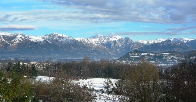 La campagna di rus Cassiciacum a Cassago Brianza con l'ampio panorama delle montagne cantate da Licenzio