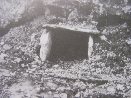  immagine della tomba del Crotto al momento della sua scoperta
