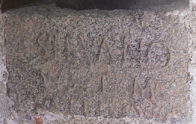 Iscrizione romana al dio Silvano nella chiesa battesimale di Agliate 