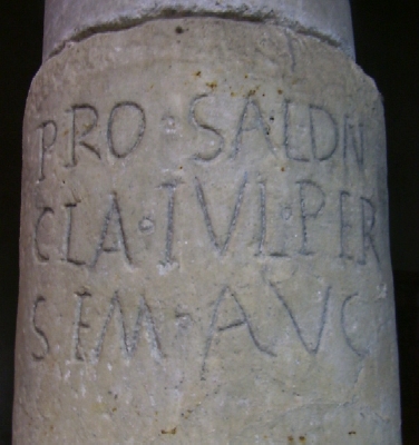  Iscrizione di tarda età imperiale su una colonna reimpiegata nella chiesa battesimale di Agliate 