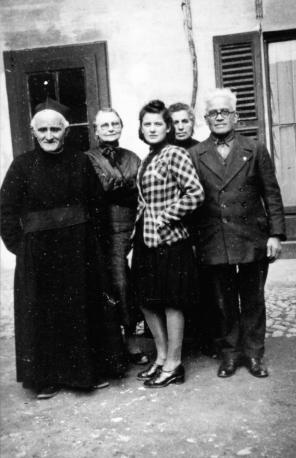  don Enrico Colnaghi con il fratello e familiari nel cortile della Canonica 