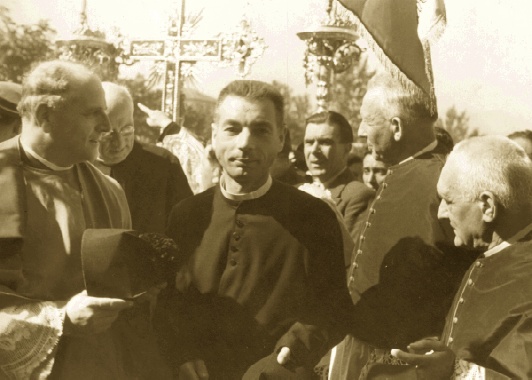  La processione per il paese che accompagna don Giovanni Motta nel 1948 