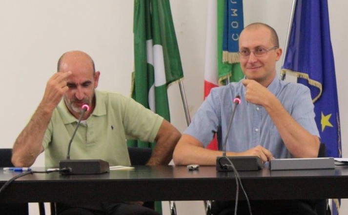 Immagine di Giuseppe Redaelli nel corso della conferenza con il moderatore Luigi Beretta
