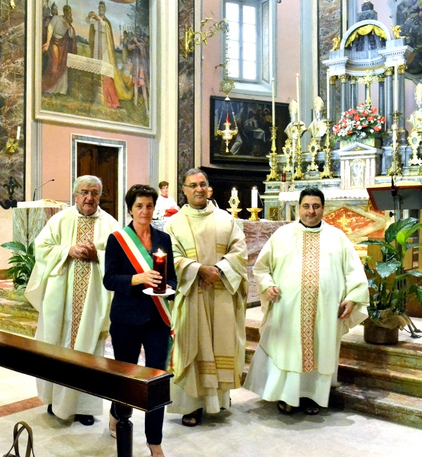 Il Sindaco e i celebranti offrono l'olio all'altare di S. Agostino  (foto Varenna)