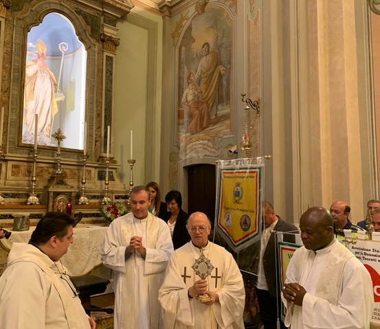 I sacerdoti all'altare di sant'Agostino con la reliquia dopo aver acceso la lampada con il Sindaco