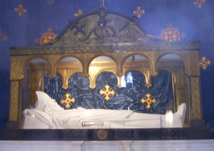 La statua marmorea di sant'Agostino dormiente con l'ulna del braccio destro sull'altare della Basilica di Ippona