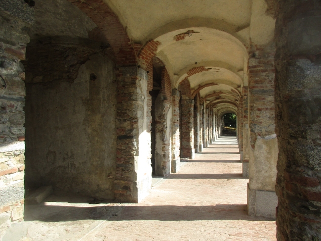 Porticato del palazzo Pirovano-Visconti dove gli anziani parlavano di una Cucina di S. Monica