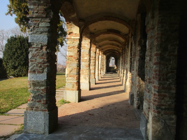 Porticato del palazzo Pirovano-Visconti dove gli anziani parlavano di una Camera di S. Monica