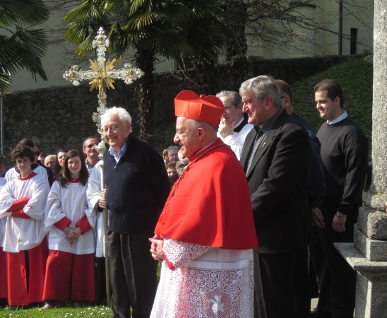 Il cardinale Tettamanzi davanti al Monumento del Mastro Manfrini nel parco S. Agostino