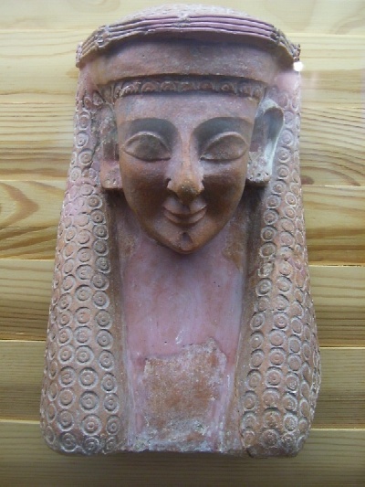 Maschera in ceramica proveniente dal Tophet di Cartagine