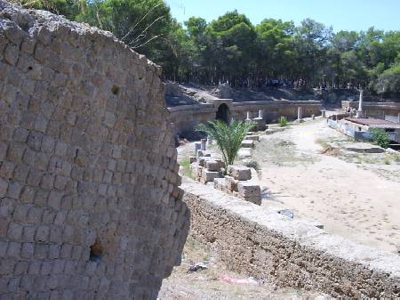 L'anfiteatro visto dalla scalinata