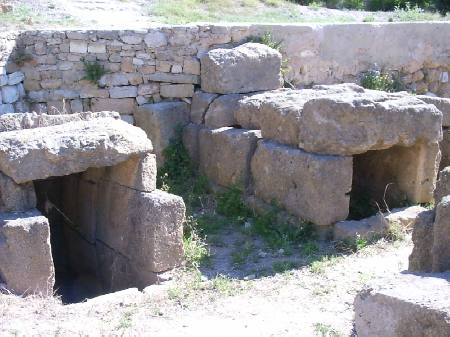 Resti della struttura imponente dei muri della cavea