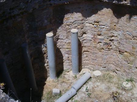 Interno della chiesa con resti dell'originario colonnato