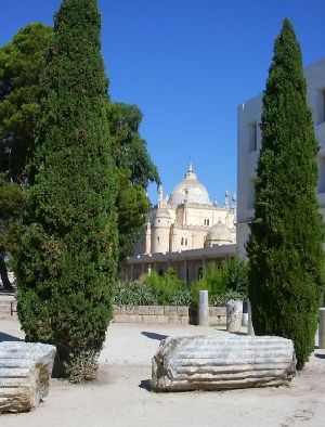 La chiesa di San Luigi vista dai  ruderi dell'antica Cartagine sulla collina di Birsa