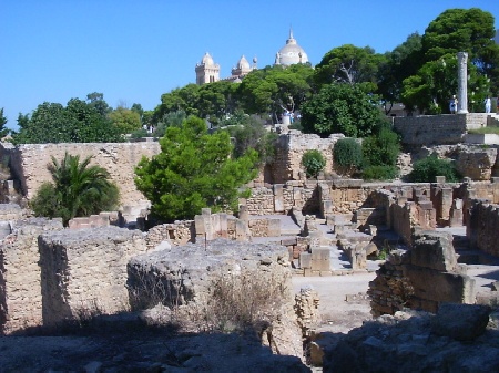 La chiesa di san Luigi fra i ruderi dell'antica Cartagine sulla collina di Birsa