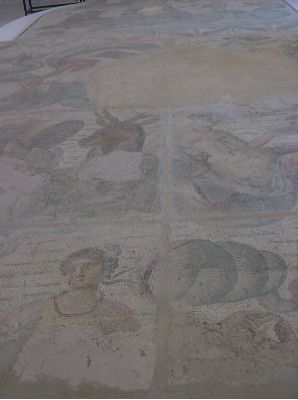 Mosaico di grandi dimensioni con scene di caccia