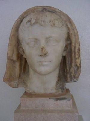 Testa di donna velata