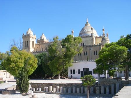 La chiesa di San Luigi vista dai  ruderi dell'antica Cartagine sulla collina di Birsa