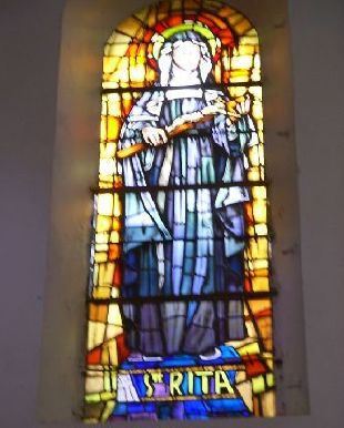 Vetrata dedicata a Santa Rita agostiniana all'interno della Basilica