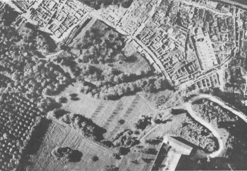 Vista area dell'insula cristiana con il museo (in basso a destra) e la basilica Pacis (foto 1960)