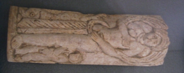 Pezzo d'avorio lavorato finemente con l'immagine di un uomo e di un bambino