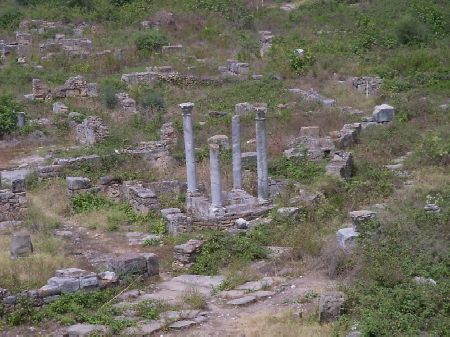 L'area del battistero fra i ruderi delle basiliche cristiane