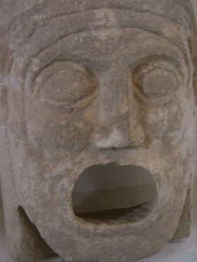 Riproduzione di Maschera teatrale con la bocca spalancata