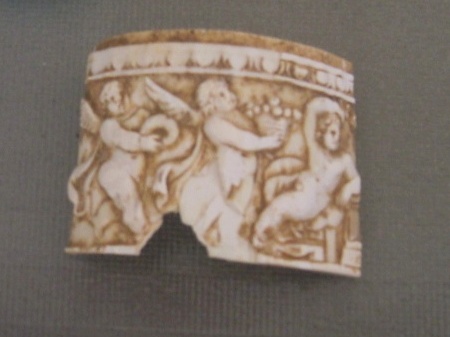 Braccialetto in avorio con figure di giovani alati danzanti e banchettanti