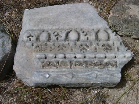 Frammento di fregio marmorea con decorazione classica