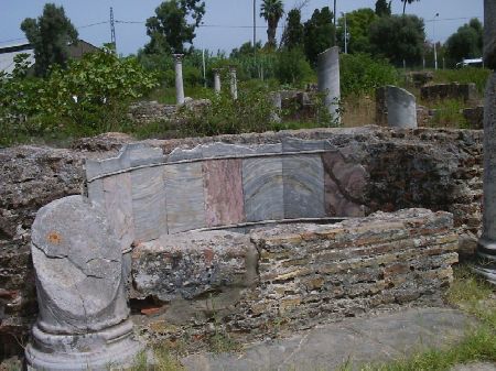Basilica Grande: l'abside a semicerchio con lacerti del primitivo rivestimento marmoreo