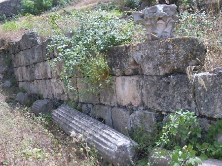 Muri di età romana con resti di colonne e capitelli nei pressi delle basiliche cristiane
