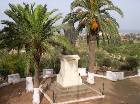 Il piazzale con il monumento di S. Agostino che veglia su Ippona