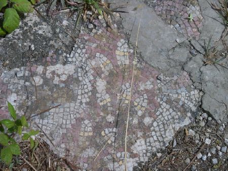 Frammento di mosaico a disegno geometrico del pavimento prossimo al battistero